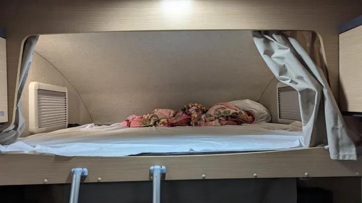 駕駛座上方的床，有雙人床寬，但睡1人比較舒服，有梯子可以爬