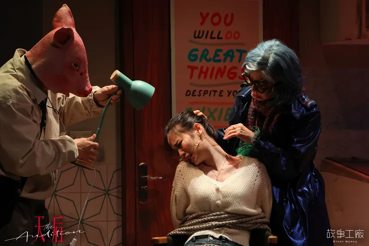 夏琳侵入陳雨柔家中，試探陳雨柔是否能承載電影《天后》中飾演夏琳的重量。（圖片來源：https://www.facebook.com/storyworks2013）