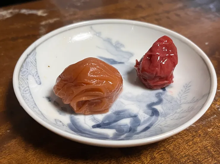 小知識：右邊有跟紫蘇葉一起醃漬，所以才會那麼紅。