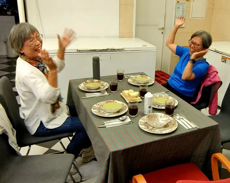 【食物上桌前必先供奉，動刀叉前奉獻者也要唱誦一番。】