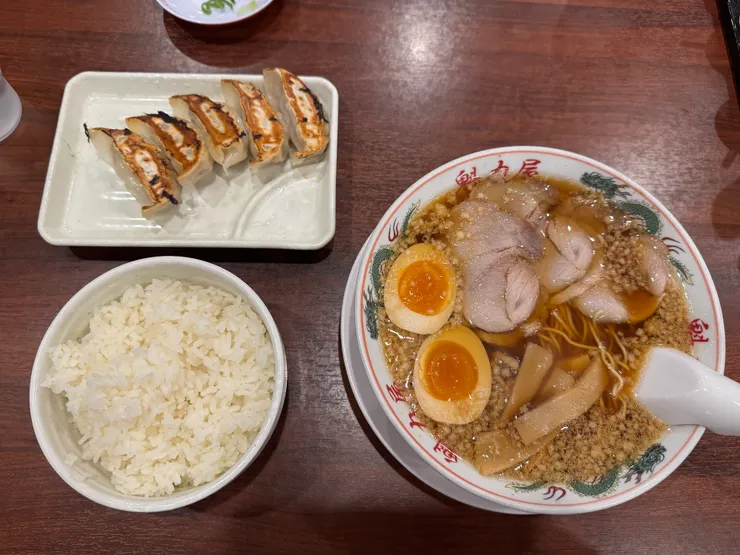 京都背脂醬油拉麵+溏心蛋 (京都背脂醤油味玉ラーメン) ¥1,001円，搭配煎餃套餐 ¥319円。