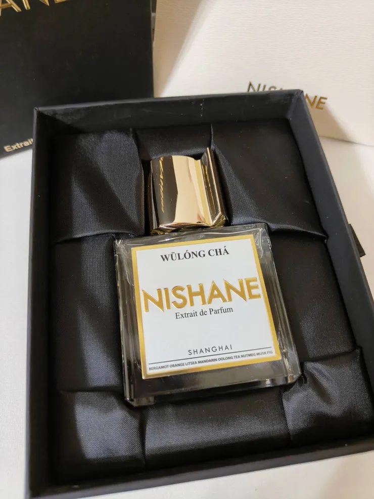 黑色紙盒裡面襯黑色緞布