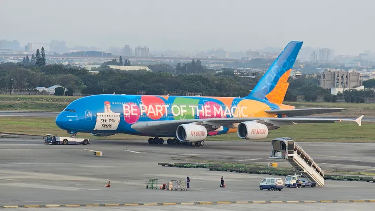 這是阿聯酋的空中巴士A380型客機!有看到飛機上的阿聯酋空姐嗎?