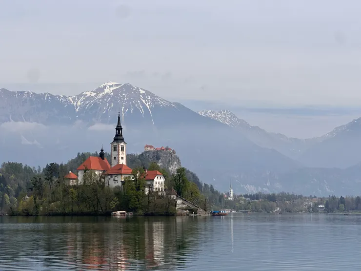 遠方的山頂上還有許多積雪