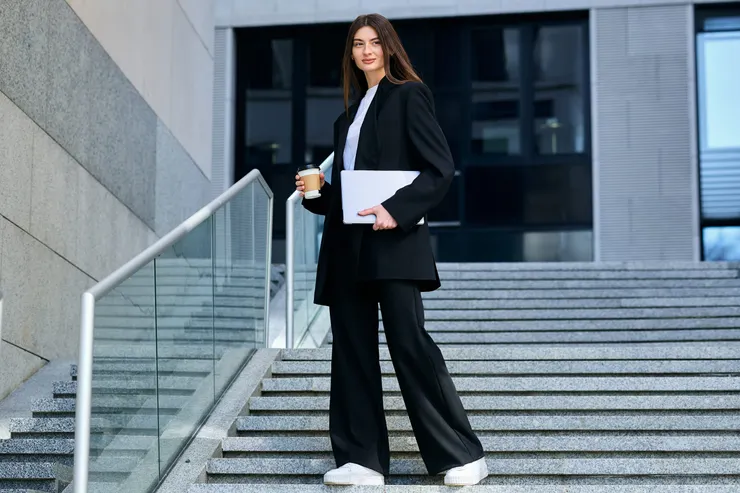 T恤配上為喇叭寬西裝褲，視覺上會拉長身形，同時有一種舒適感。圖/123RF圖庫