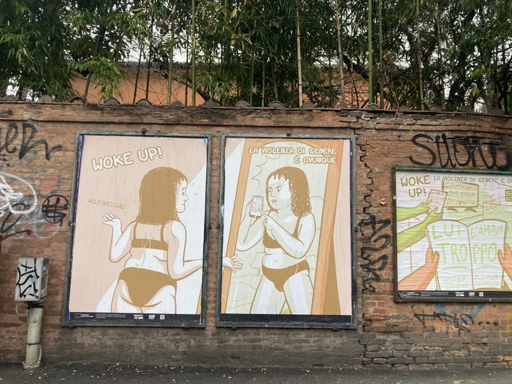 學校圍牆上的海報，中間的圖上寫「性暴力無所不在」。