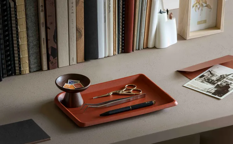 圖說：物外YSTUDIO素食皮革置物盤與木製飾品盤，因應各種置物需求推出不同尺寸，可容納文具、飾品等日常用品，透過別樹一幟的外型設計，讓置物盤也能成為展現個人風格的一道生活風景。（資料來源：物外YSTUDIO）