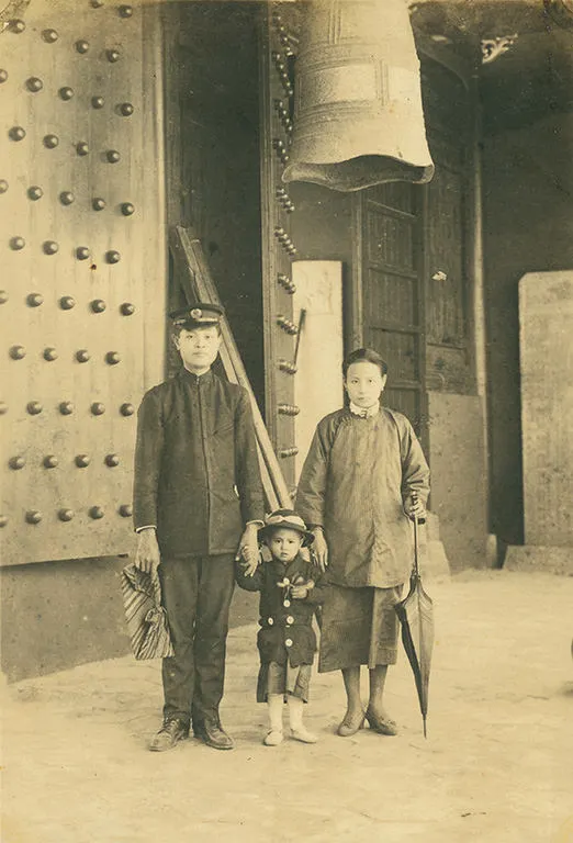 ▲1921年，陳澄波偕張捷與長女陳紫微在臺南孔廟留影。  來源：財團法人陳澄波文化基金會