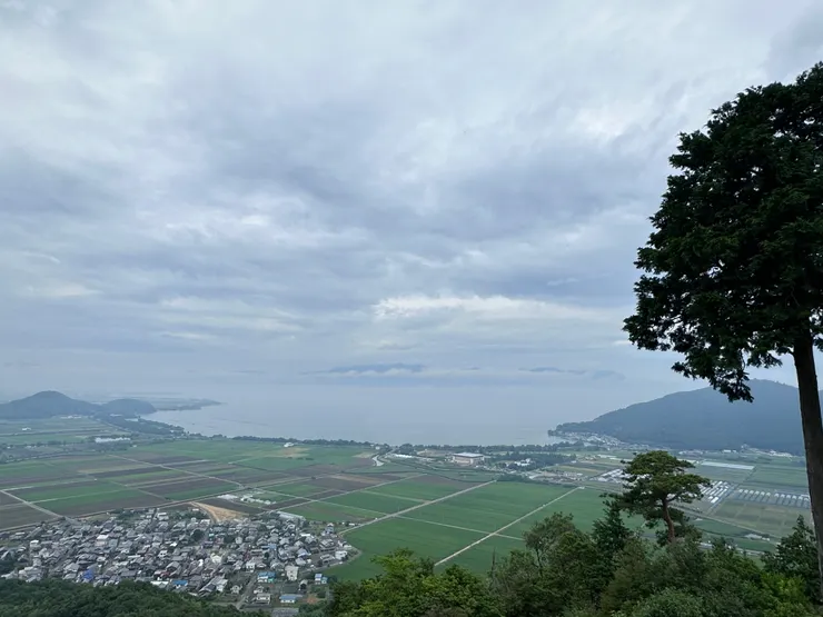 可以看到比叡山和比良連峰，昨天還在比叡山，今天就在另一頭與他相望，真的好奇妙。