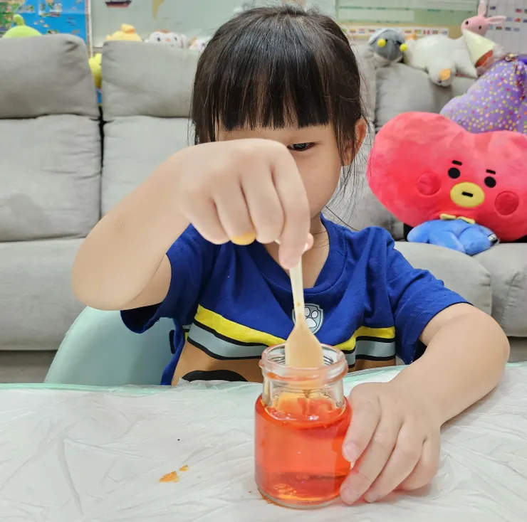 步驟3：將顏料、水與膠水攪拌均勻