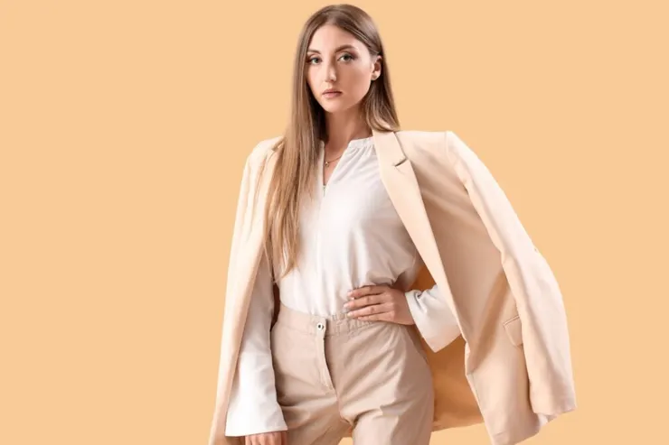 顏色深淺可以製造層次感。比方說，燕麥奶色西裝外套搭純白襯衫，再配淺色卡其褲，層次分明。圖/123RF圖庫