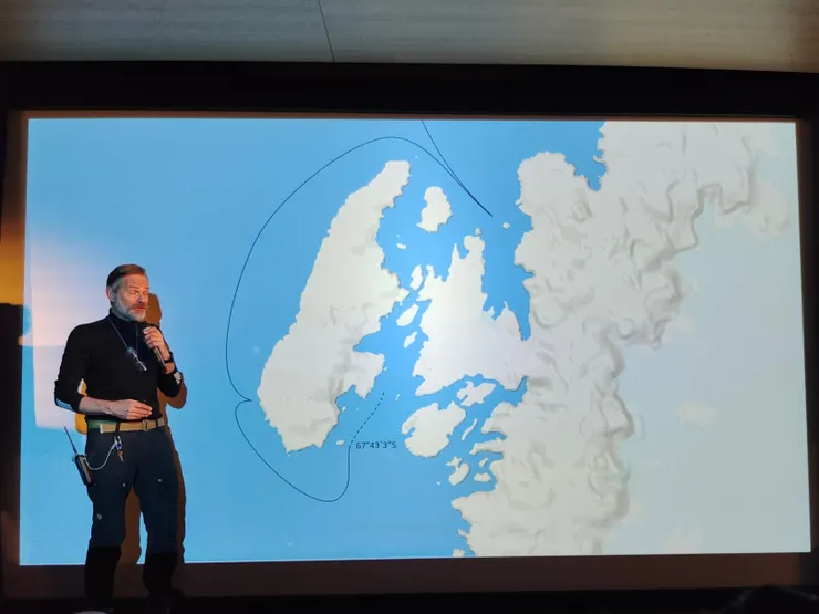 隊長說，昨天預計前往Detaille Island，因為厚冰無法進入，因此向後轉，南下經過Adelaide島再進入峽灣。