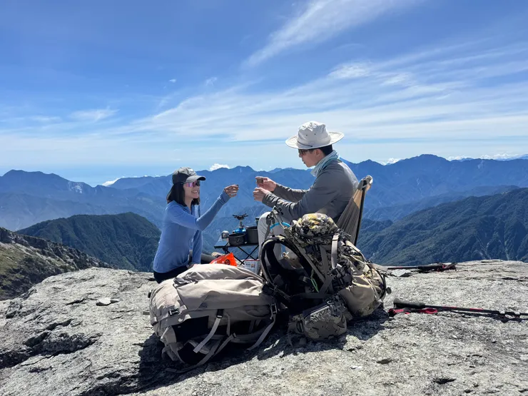兩位年輕人在山頂喝茶，超有fu!
