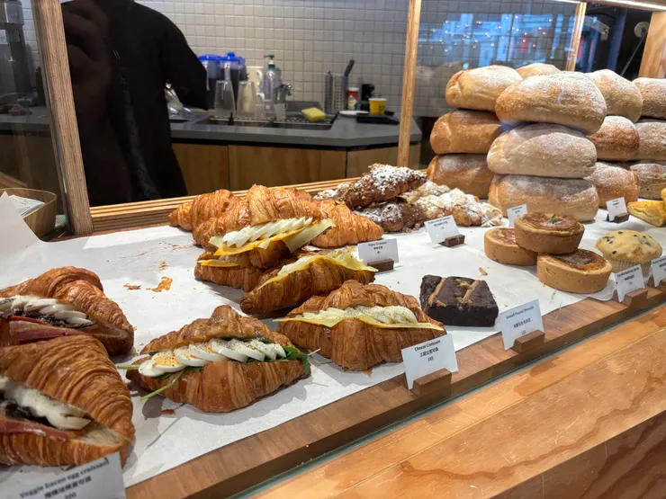 Dreamers Coffee Roasters 微風復興｜櫃檯前有各類麵包可以選擇