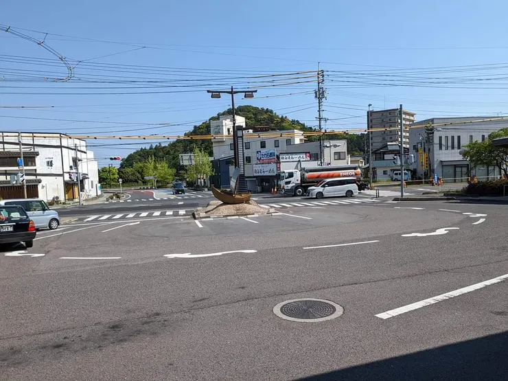 車寄的分隔線好像混進了什麼？泥鰍？