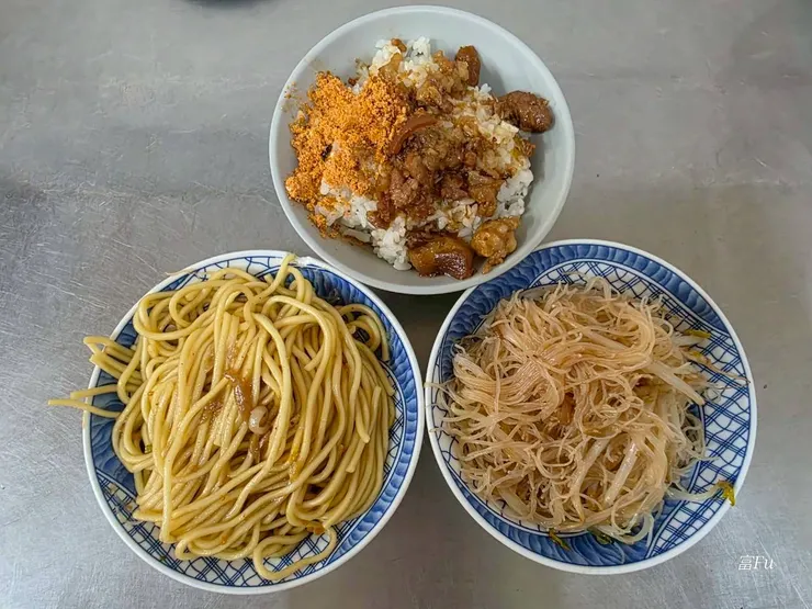 剛好有三人同行，三樣主食都點一碗。表現屬於正常水平，個人最愛肉燥飯。