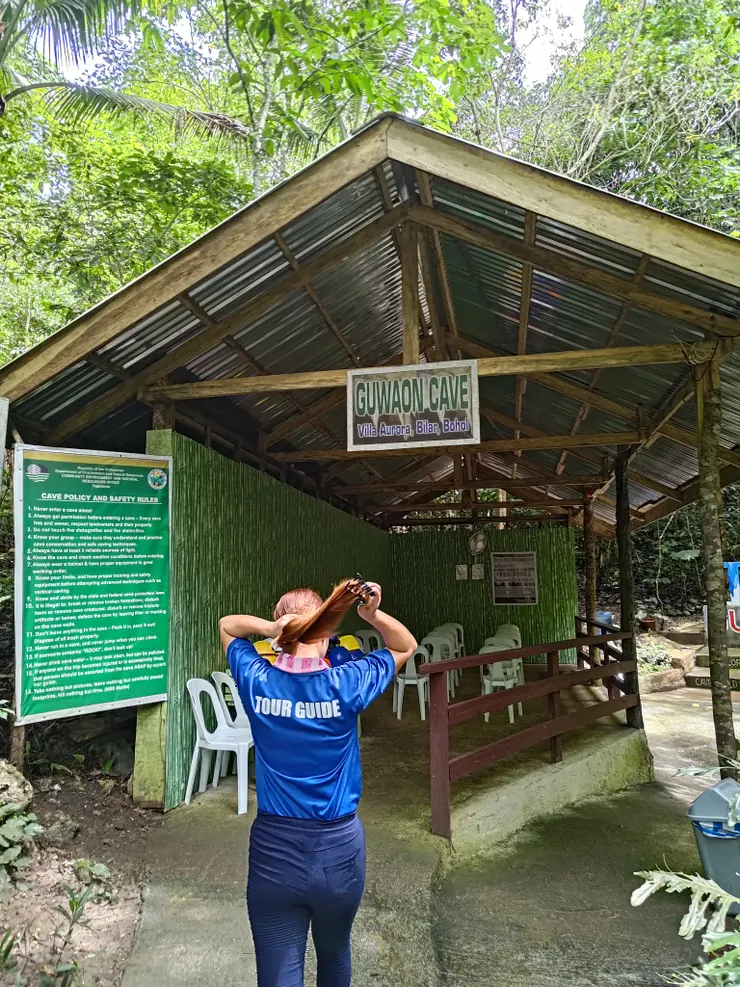 進去洞穴前，安全帽要戴好戴滿啊