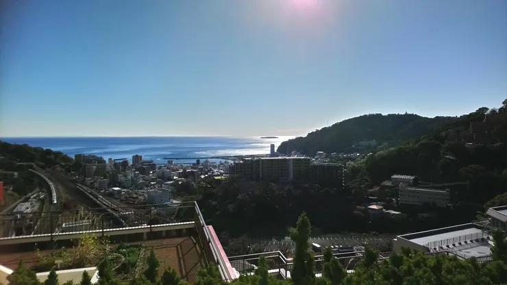 走出飯店在山路上看到的海景