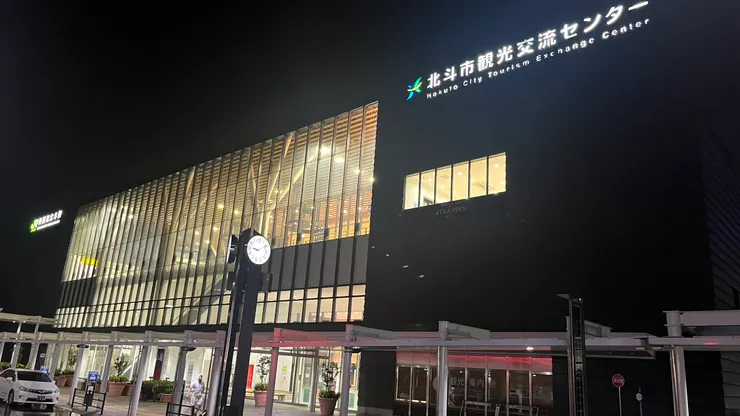 來到車站時夜已深。