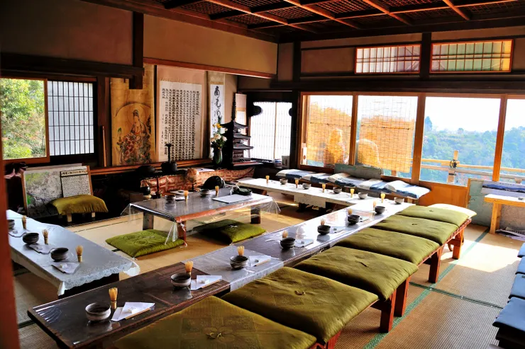 大悲閣內卻排列了ㄇ型長桌及十來個几椅坐墊，每個坐位前都有一套茶具，顯然待會兒要以茶道接待一團來客。