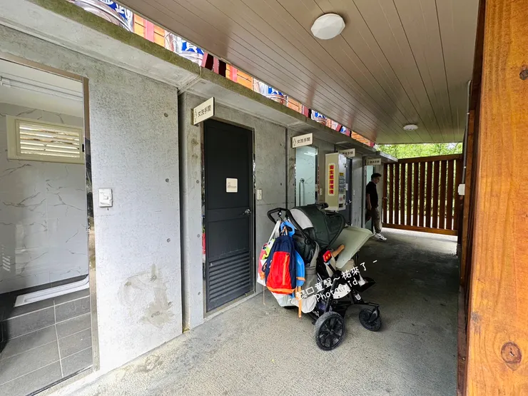 步道一路往內走在遇到隧道之前，會先看到這個廁所，也在滾輪溜滑梯正隔壁喔。如果需要無障礙廁所，需要往回走，無障礙廁所離停車場比較近，所以停好車後若有需求先使用會比較方便。