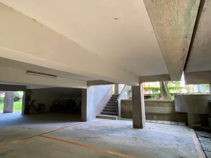 將建築物抬高、下方挑空，不但能避免水患影響，也創造了可利用的停車空間。