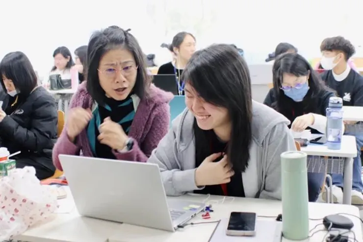 ▲	學員在《真礙放送中！》Podcast 體驗營中與講師熱烈討論，投入創作，享受節目製作的樂趣。