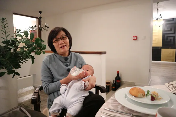 2016斯洛伐克,在高級餐廳裡餵孫子喝奶