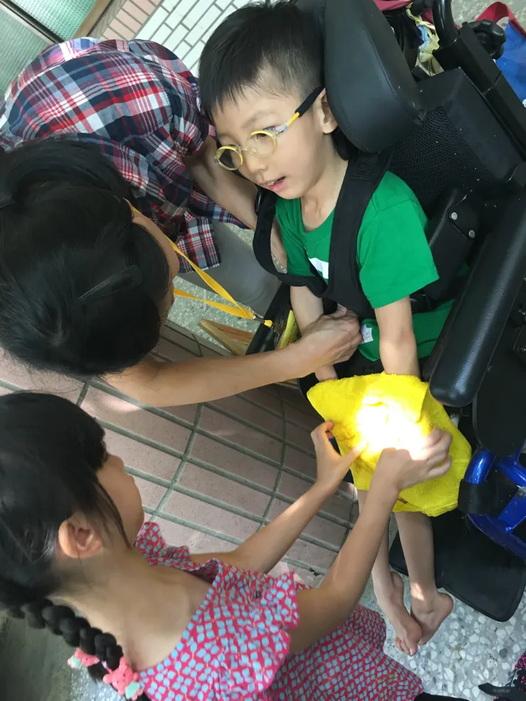 這位同班同學對祐超級友善，貼心的常幫祐擦手腳讓祐降溫。