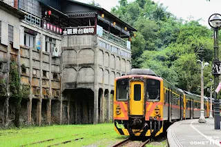 菁桐車站旁高聳的降煤櫃是經典的礦業鐵道風景