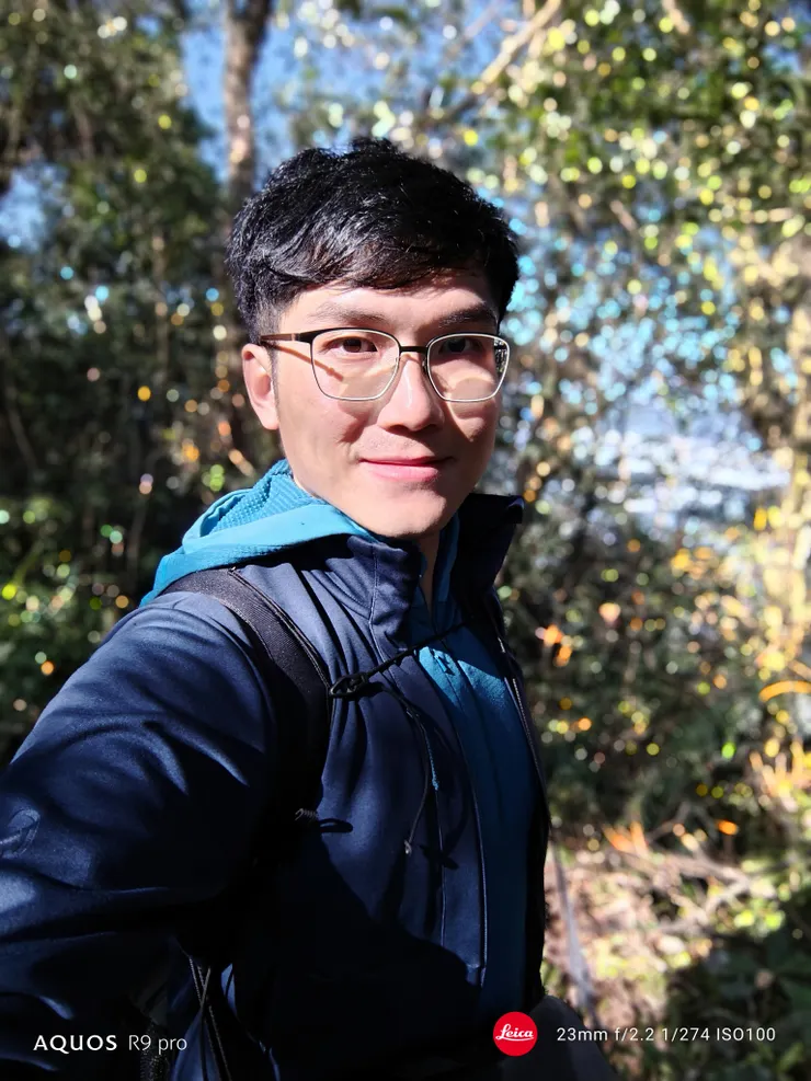 相對於刻意切到人像模式拍照,在我使用標準鏡自拍時,AI場景偵測發現我在拍「人」,就自動幫我切換到人像風格,於是就有了這張帶散景的自拍照,效果比較自然、破綻更少,這是這台手機很有趣的地方。(SHARP AQUOS R9 pro,23mm)