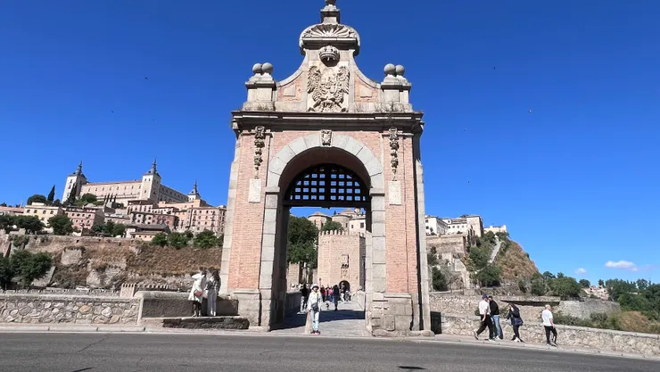 阿爾坎塔拉橋東端的巴洛克風拱門