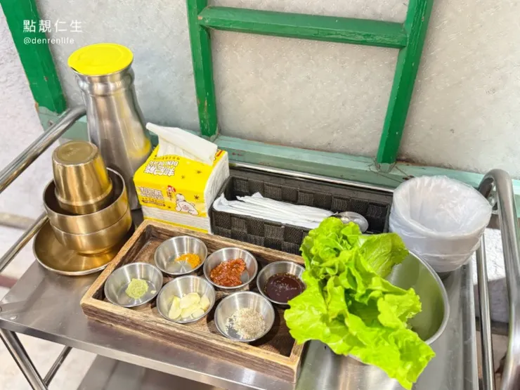 每桌都會有一個車車 放著生菜跟醬料 | 料韓男韓式燒肉