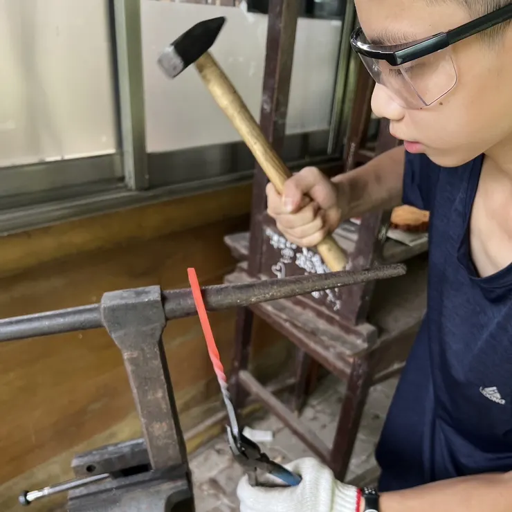 在T砧上打出勾形