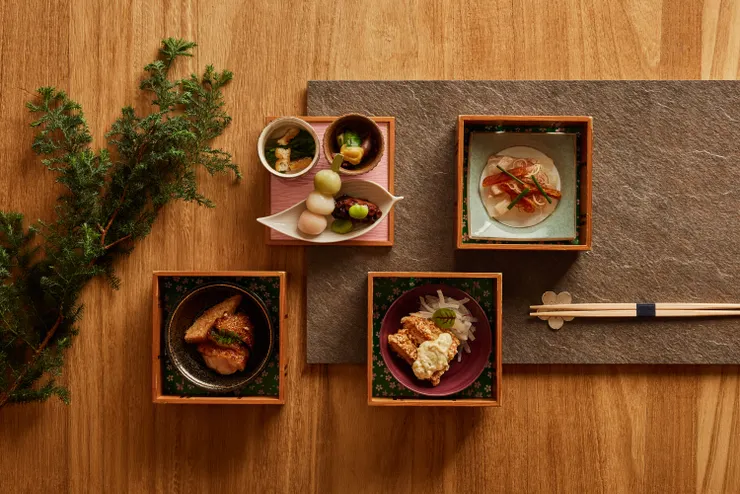 「四段重」使用的日式重箱代表的寓意為將緣分與幸運重重堆疊，珍重每一段一期一會的美好相遇。