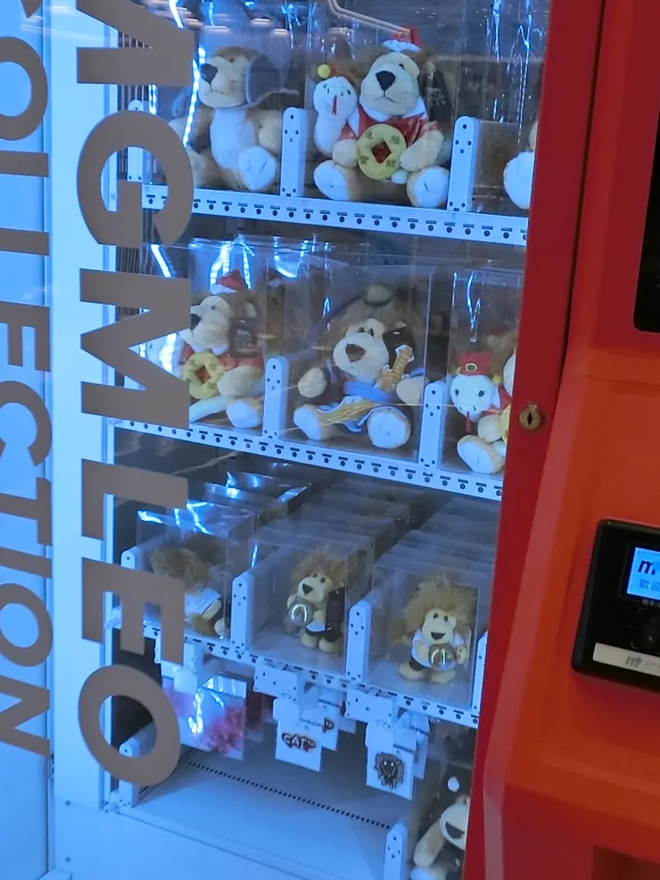 美獅美高梅的自動售賣機裏，有很多獅子造型的玩偶。