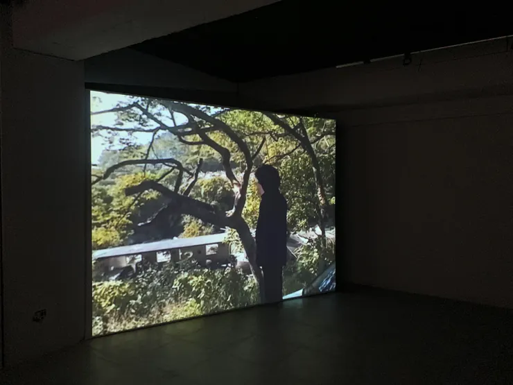 《模仿與模仿與模仿》是以崔廣宇的《模仿》為基底的剪影。當人們經過時，又可以再模仿一次。