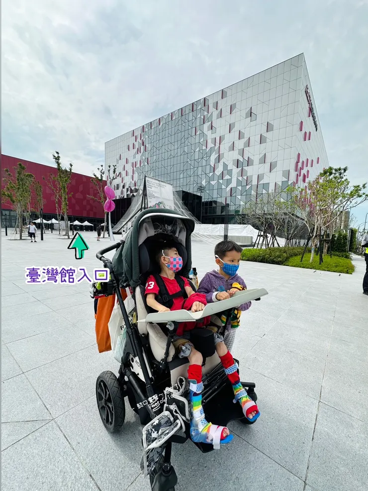 酒紅色這棟建築就是台灣館的展區。