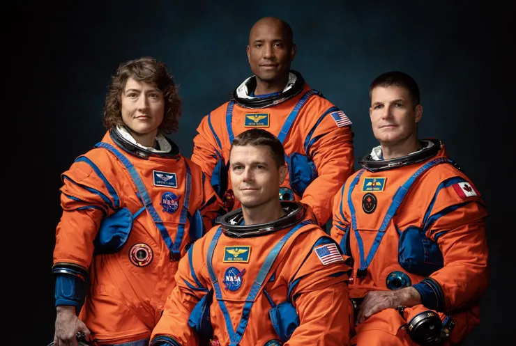 中間 Reid Wiseman  由左至右：Christina Koch、Victor Glover 和 Jeremy Hansen。圖取自 NASA 官網。