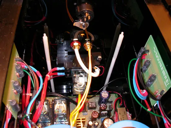 安裝在背板上用以切換喇叭輸出的繼電器