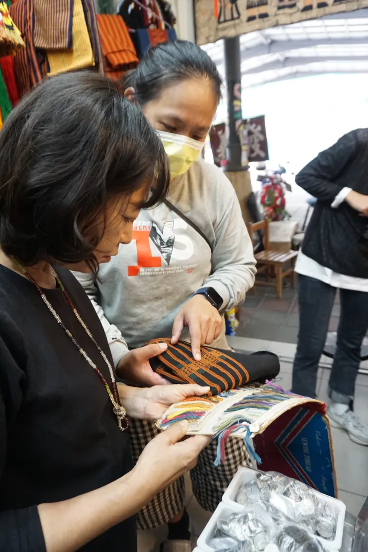 ▲張瓊文協助顧客找到最符合需求的織品色系。吳鈺涵攝。