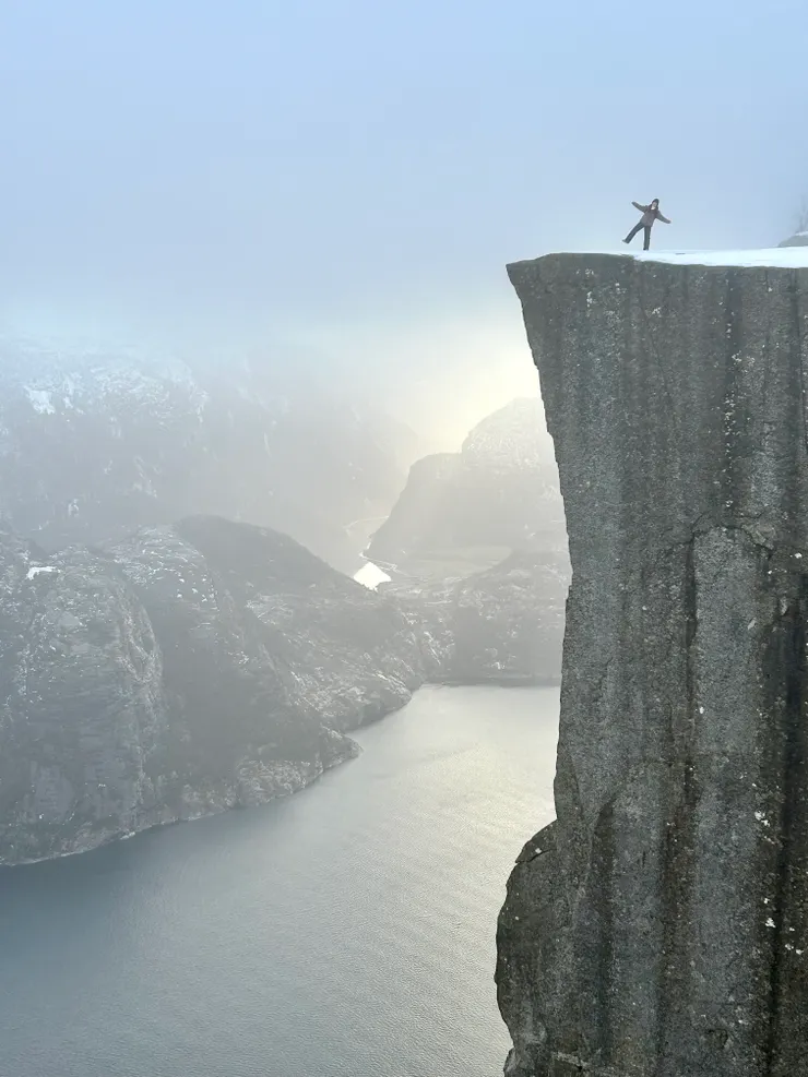 導遊跳到另一個石柱上幫我們拍照,照片真的超級震撼!