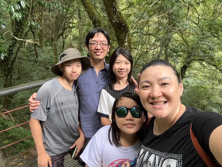 陳主任(左二)一家出遊/圖 陳主任 提供