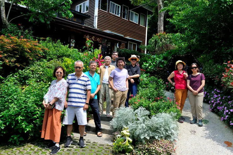 【離去前在橄欖樹前合影】