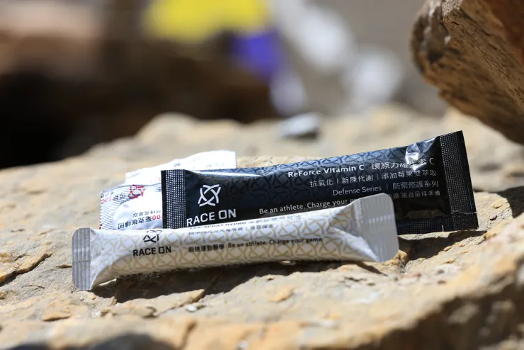 高速登山補給三寶：水動能、環原力、咖啡因錠（依序由前而後）