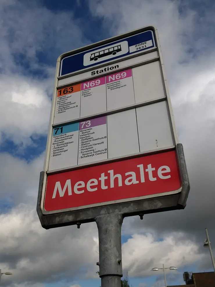 卡在中途這個小鎮,看著公車站牌心想下一步該怎麼辦