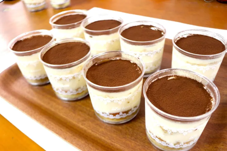 一自排開的杯形提拉米蘇