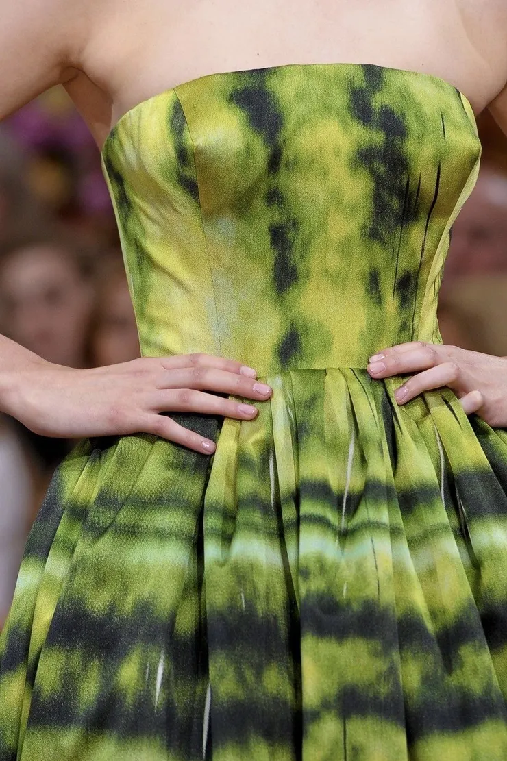 如果沒有這層「暗影」，酸性色會變成春季型的活潑。