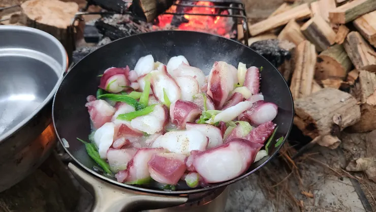 我拿出了章魚腳來炒。
