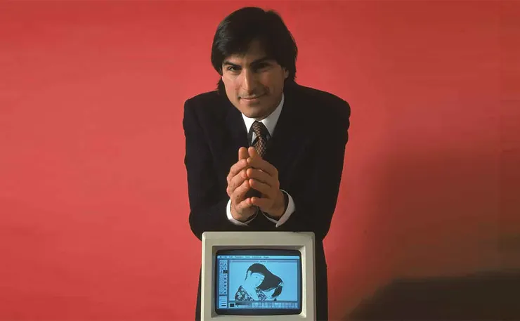 年輕的賈伯斯與麥金塔合照 照片來源:換日線